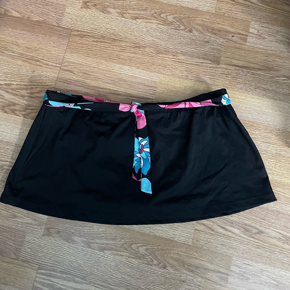 Sonoma skirted swim bottom with attached belt, size 14